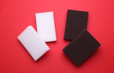 Kırmızı arka planda mutfak süngerleri