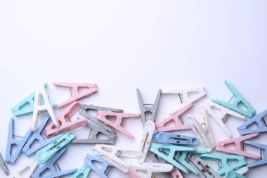 Beyaz arkaplandaki plastik mandallar