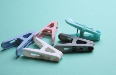 Mavi arkaplanda plastik mandallar