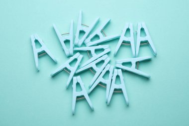 Mavi arkaplanda plastik mandallar