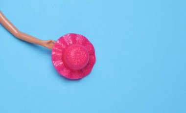 Mavi arka planda bebek el şapkası