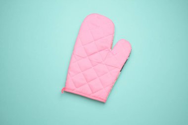 Mavi arka planda pişirmek için mutfak eldiveni