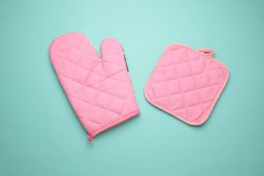 Mavi arka planda pişirmek için mutfak eldiveni