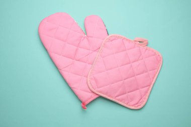 Mavi arka planda pişirmek için mutfak eldiveni