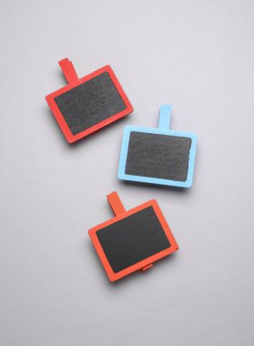 Çamaşır iğnesiyle ilgili notlar için yazı tahtası, gri arkaplan