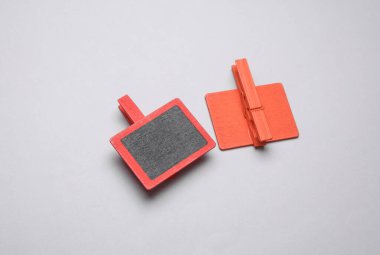 Çamaşır iğnesiyle ilgili notlar için yazı tahtası, gri arkaplan