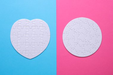 Renkli arkaplanda farklı şekillerde beyaz boş yapboz yap-bozları