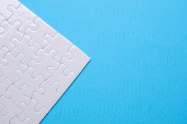 Mavi arka planda beyaz kare yapboz. Tasarım için model