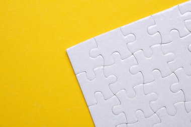 Sarı arka planda beyaz kare yapboz. Tasarım için model