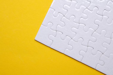 Sarı arka planda beyaz kare yapboz. Tasarım için model