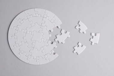 Beyaz, boş, yuvarlak yapboz parçaları.