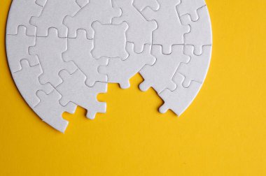 Beyaz, boş, yuvarlak yapboz parçaları.