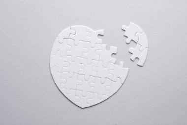 Beyaz, boş kalp şeklinde yapboz parçaları.