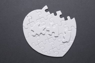 Beyaz, boş kalp şeklinde yapboz parçaları.