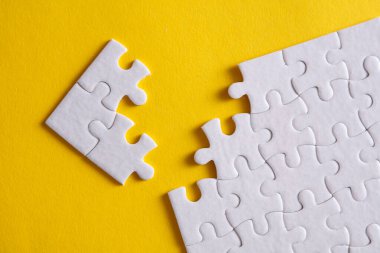 Beyaz boş kare yapboz parçaları söküldü