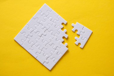 Beyaz boş kare yapboz parçaları söküldü