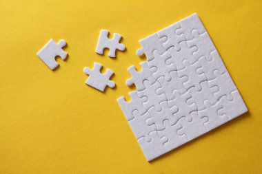 Beyaz boş kare yapboz parçaları söküldü