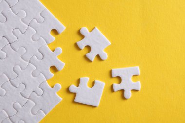 Beyaz boş kare yapboz parçaları söküldü