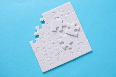 Beyaz boş kare yapboz parçaları söküldü