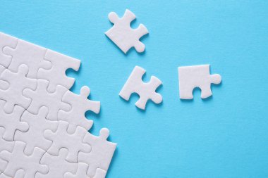 Beyaz boş kare yapboz parçaları söküldü