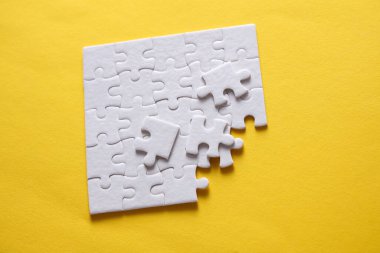 Beyaz boş kare yapboz parçaları söküldü