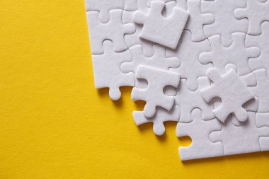 Beyaz boş kare yapboz parçaları söküldü