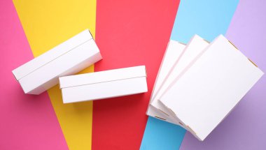 Renkli arkaplanda beyaz karton kutular