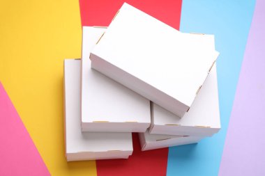 Renkli arkaplanda beyaz karton kutular