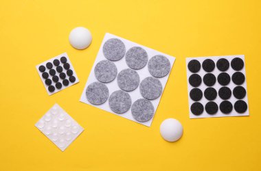 Sarı arka planda mobilyalar için Keçeli Koruyucu Çember pedleri