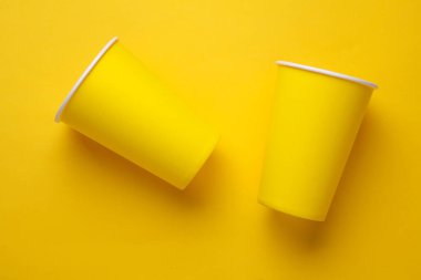 Sıcak içecekler için sarı, tek kullanımlık bardaklar. Üst Görünüm