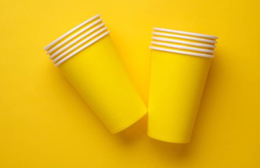 Sıcak içecekler için sarı, tek kullanımlık bardaklar. Üst Görünüm