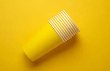 Sıcak içecekler için sarı, tek kullanımlık bardaklar. Üst Görünüm