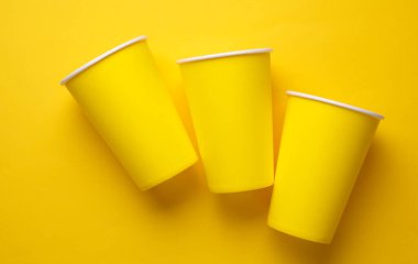 Sıcak içecekler için sarı, tek kullanımlık bardaklar. Üst Görünüm