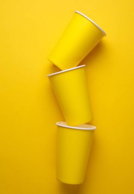 Sıcak içecekler için sarı, tek kullanımlık bardaklar. Üst Görünüm