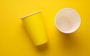 Sıcak içecekler için sarı, tek kullanımlık bardaklar. Üst Görünüm