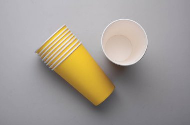 Sıcak içecekler için sarı, tek kullanımlık bardaklar. Üst Görünüm