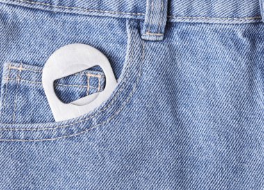 Kot pantolonun cebinde bira açacağı