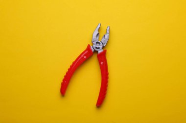 Sarı arka planda çocuk pensesi.