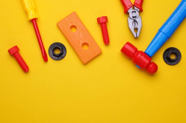 Sarı arka planda bir grup çocuk oyuncağı. Düz yatıyordu