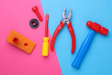 Pembe mavi arka planda bir grup çocuk oyuncağı. Düz yatıyordu