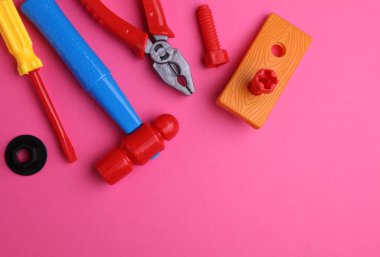 Pembe mavi arka planda bir grup çocuk oyuncağı. Düz yatıyordu