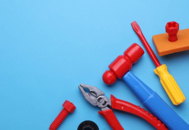 Mavi arka planda bir grup çocuk oyuncağı. Düz yatıyordu