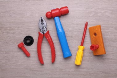 Masadaki çocuk oyuncağı seti.