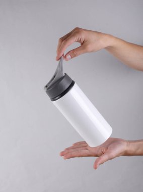 Beyaz metal su şişesi, gri arka planda termos şişesi. Tasarım için model