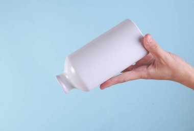 Beyaz metal su şişesi, mavi arka planda termos şişesi. Tasarım için model