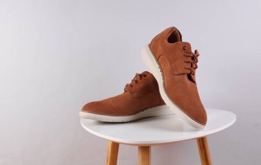 Süet erkek ayakkabıları masada.