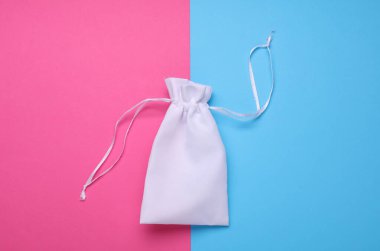 Mavi pembe arka planda ürün ambalajı için kumaş beyaz çanta. Üst görünüm