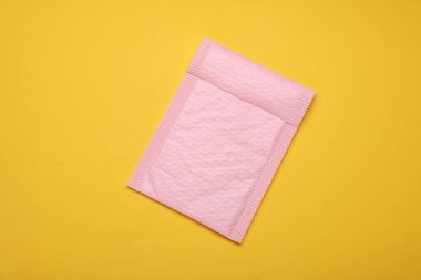 Sarı arkaplanda pembe posta paketi