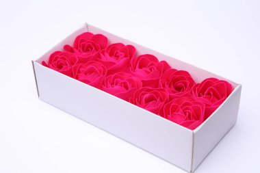 Beyaz arka planda izole edilmiş pembe gül tomurcukları şeklinde sabun.