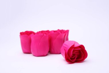 Beyaz arka planda izole edilmiş pembe gül tomurcukları şeklinde sabun.